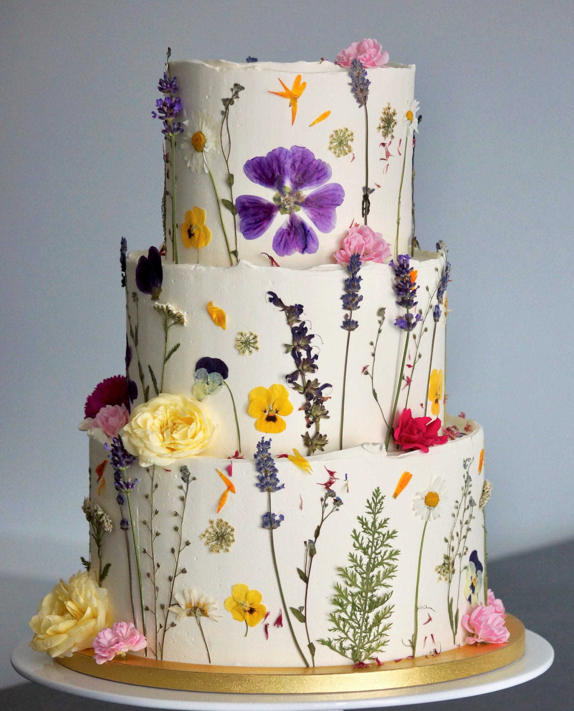 Essbare gepresste Blüten und Kräuter auf einer Hochzeitstorten als wunderschöner pressed flower cakes. Aus eigenem DE-Anbau, handgepresst, pestizidfrei, plastikfrei verpackt.&nbsp;