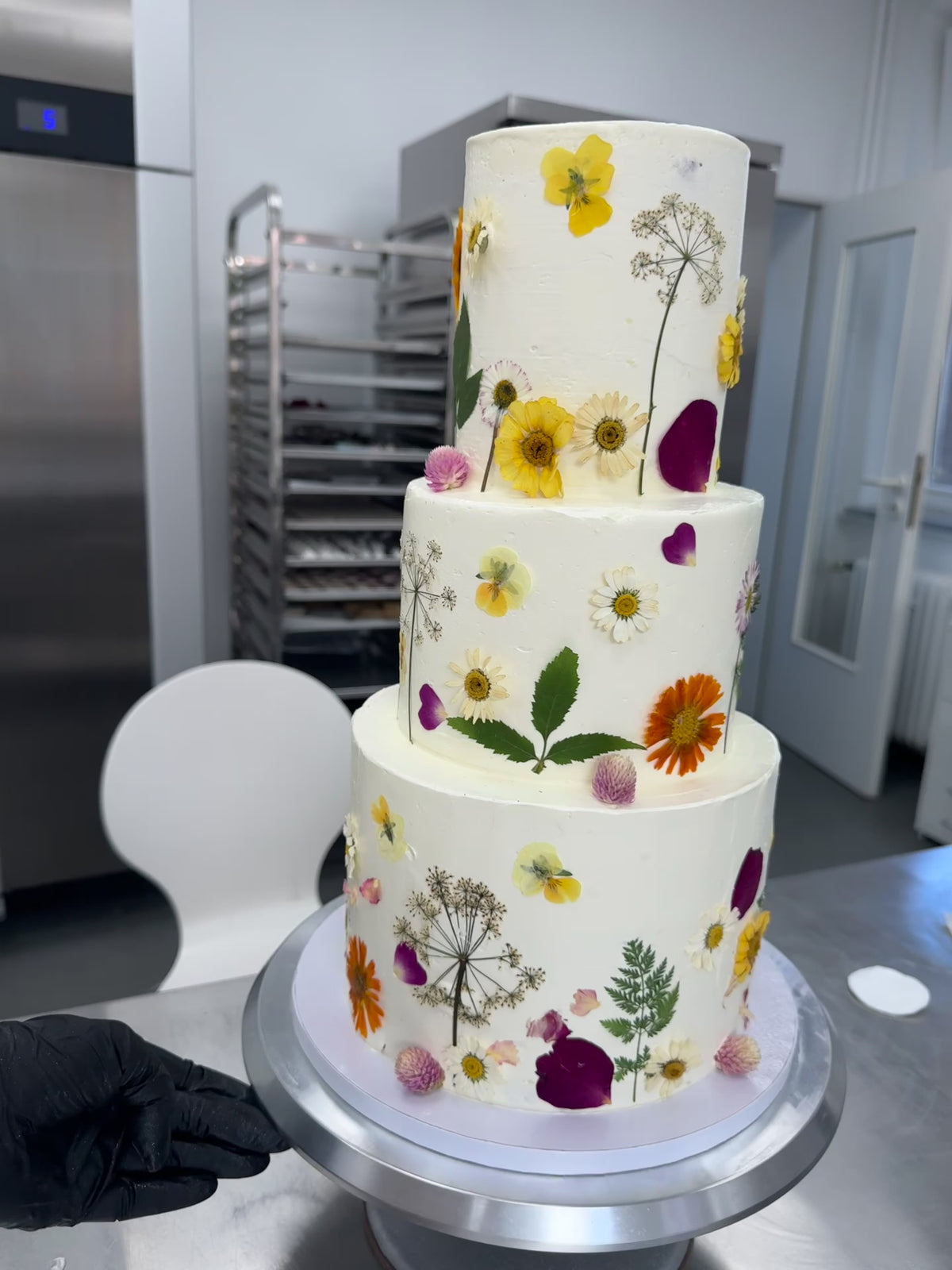 Hochzeitstorte mit gepressten Blüten